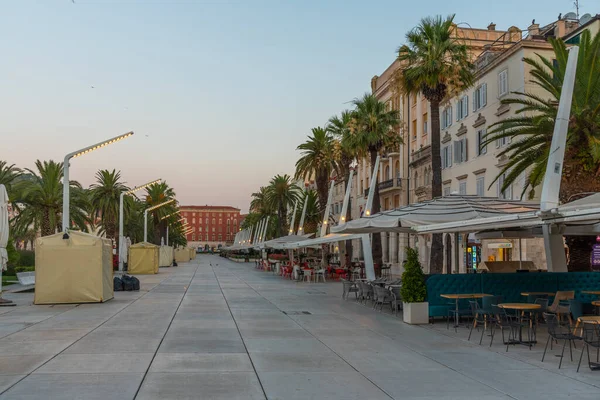 Hırvatistan 'ın Marjan Tepesi ile Split' teki Riva gezinti alanında gün doğumu