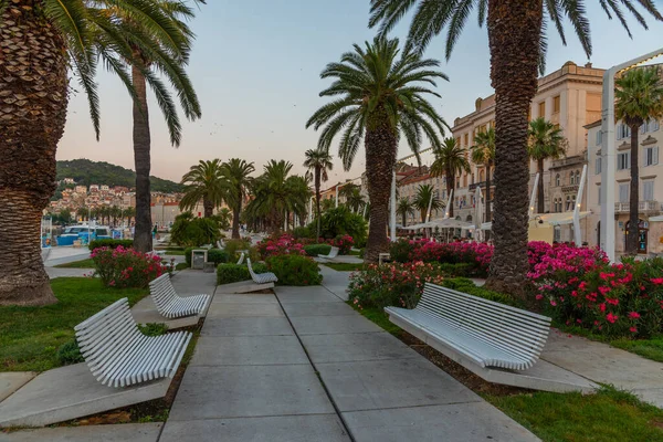 Hırvatistan 'ın Marjan Tepesi ile Split' teki Riva gezinti alanında gün doğumu