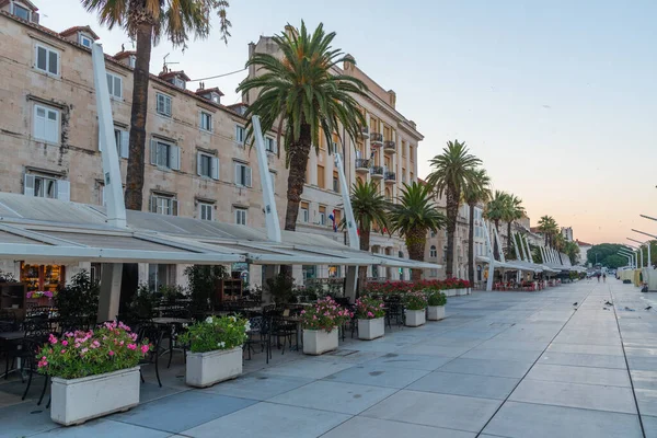 Hırvatistan 'ın Marjan Tepesi ile Split' teki Riva gezinti alanında gün doğumu