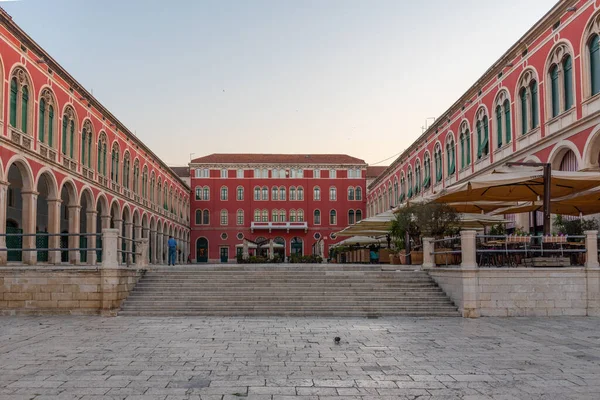 Hırvatistan 'ın Split kentindeki Cumhuriyet meydanının gün doğumu manzarası