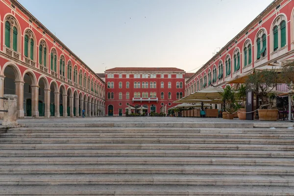 Hırvatistan 'ın Split kentindeki Cumhuriyet meydanının gün doğumu manzarası