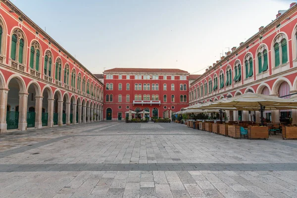 Hırvatistan 'ın Split kentindeki Cumhuriyet meydanının gün doğumu manzarası