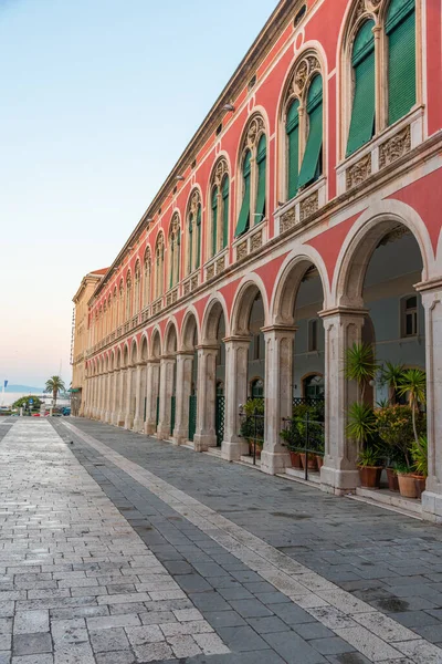 Hırvatistan 'ın Split kentindeki Cumhuriyet meydanının gün doğumu manzarası