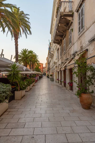 Hırvatistan 'ın Marjan Tepesi ile Split' teki Riva gezinti alanında gün doğumu