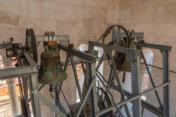 Hırvatistan 'ın Split kentindeki Saint Domnion katedralinde çan çalıyor