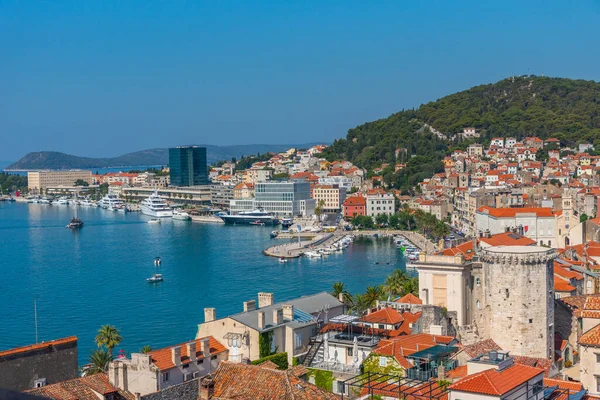 Hırvatistan 'ın eski Split kasabasına bakan Marjan tepesinin hava manzarası