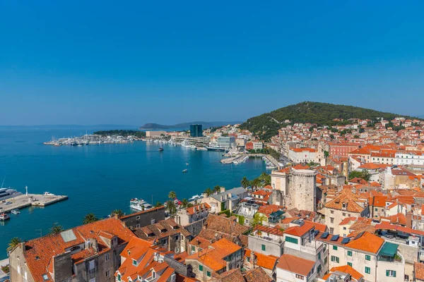 Hırvatistan 'ın eski Split kasabasına bakan Marjan tepesinin hava manzarası