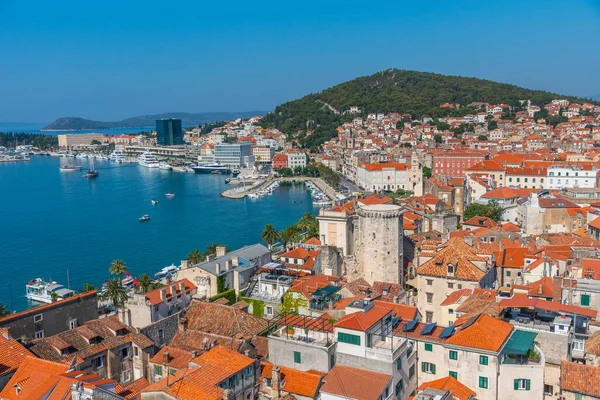 Hırvatistan 'ın eski Split kasabasına bakan Marjan tepesinin hava manzarası