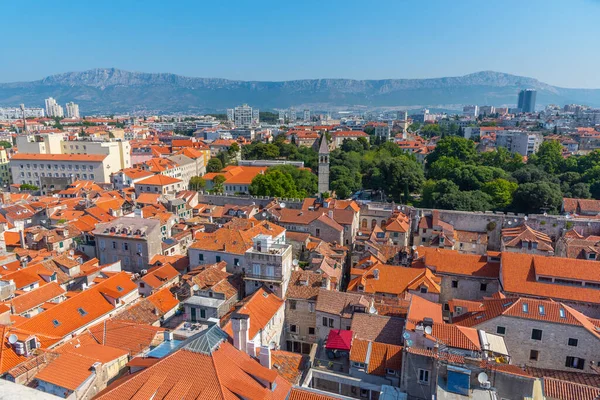 Hırvatistan 'ın Split kentindeki evlerin kırmızı çatılarının havadan manzarası