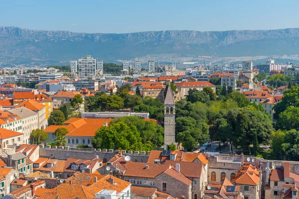 Hırvatistan 'ın Split kentindeki evlerin kırmızı çatılarının havadan manzarası