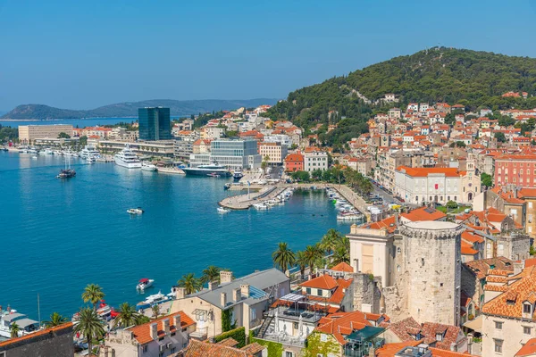 Hırvatistan 'ın eski Split kasabasına bakan Marjan tepesinin hava manzarası