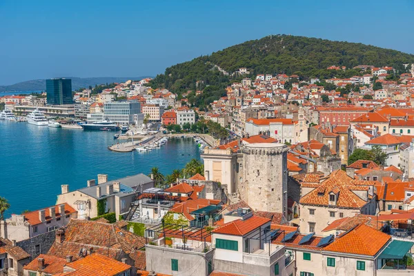 Hırvatistan 'ın eski Split kasabasına bakan Marjan tepesinin hava manzarası