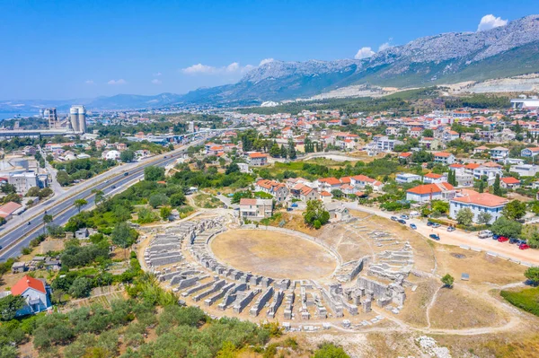 Hırvatistan 'ın Split kenti yakınlarındaki antik Roma amfitiyatrosunun hava manzarası