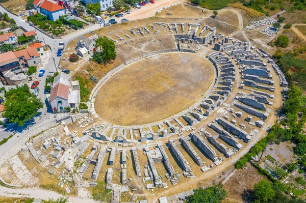 Hırvatistan 'ın Split kenti yakınlarındaki antik Roma amfitiyatrosunun hava manzarası