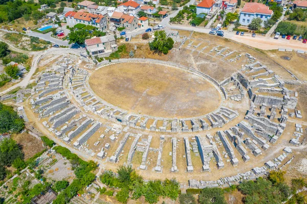 Hırvatistan 'ın Split kenti yakınlarındaki antik Roma amfitiyatrosunun hava manzarası