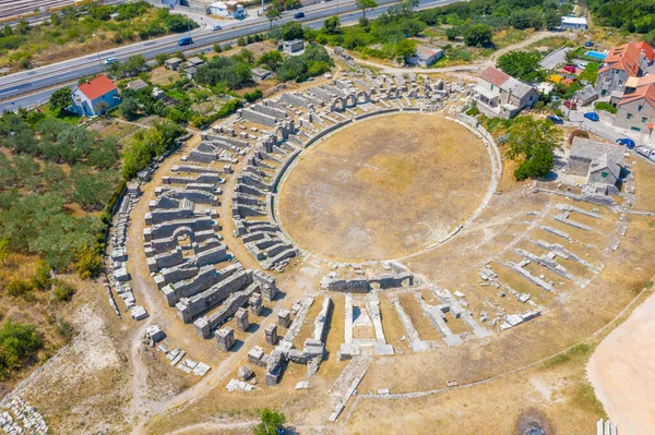 Hırvatistan 'ın Split kenti yakınlarındaki antik Roma amfitiyatrosunun hava manzarası