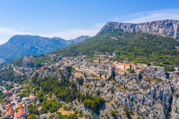 Hırvatistan 'ın Split kenti yakınlarındaki Klis kalesinin hava manzarası