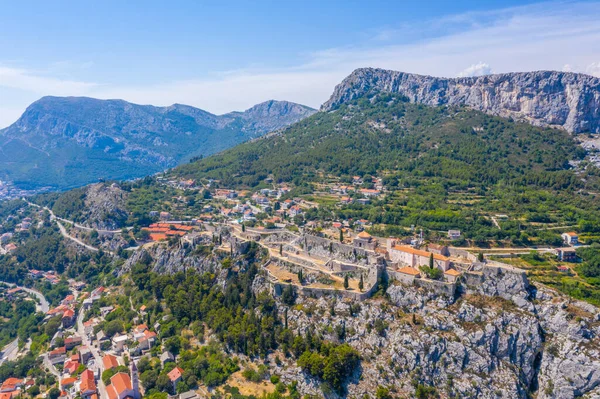 Hırvatistan 'ın Split kenti yakınlarındaki Klis kalesinin hava manzarası