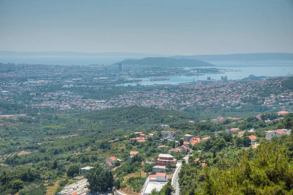 Hırvat kentinin hava görüntüsü bölündü