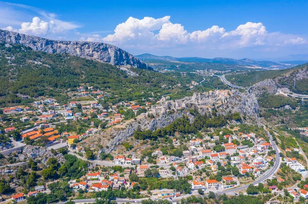 Hırvatistan 'ın Split kenti yakınlarındaki Klis kalesinin hava manzarası