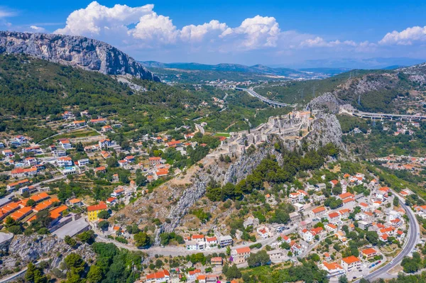 Hırvatistan 'ın Split kenti yakınlarındaki Klis kalesinin hava manzarası