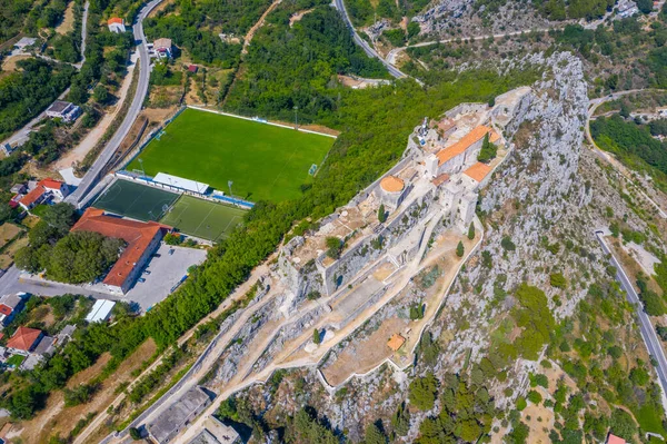 Hırvatistan 'ın Split kenti yakınlarındaki Klis kalesinin hava manzarası