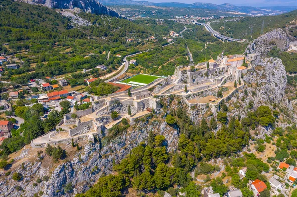 Hırvatistan 'ın Split kenti yakınlarındaki Klis kalesinin hava manzarası