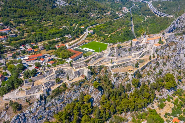 Hırvatistan 'ın Split kenti yakınlarındaki Klis kalesinin hava manzarası