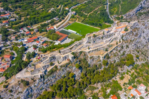Hırvatistan 'ın Split kenti yakınlarındaki Klis kalesinin hava manzarası