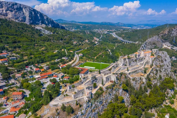 Hırvatistan 'ın Split kenti yakınlarındaki Klis kalesinin hava manzarası