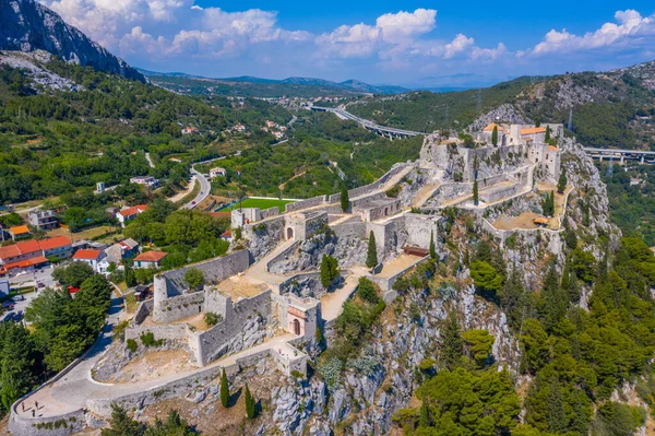 Hırvatistan 'ın Split kenti yakınlarındaki Klis kalesinin hava manzarası