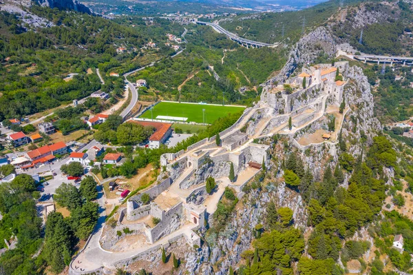 Hırvatistan 'ın Split kenti yakınlarındaki Klis kalesinin hava manzarası