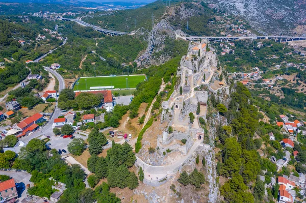 Hırvatistan 'ın Split kenti yakınlarındaki Klis kalesinin hava manzarası