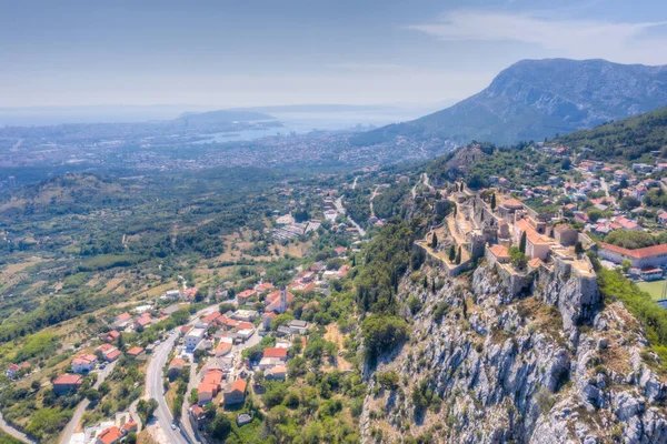 Hırvatistan 'ın Split kenti yakınlarındaki Klis kalesinin hava manzarası
