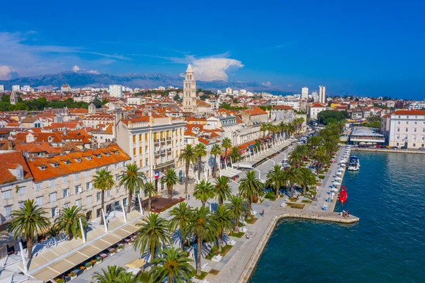 Hırvat kentinin hava manzarası Riva geçidinin arkasında bölündü