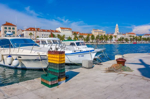 Split kenti demirleyen teknelerin arkasında görüldü