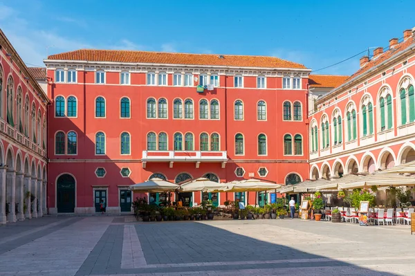 Hırvatistan 'ın Split kentindeki Cumhuriyet meydanında gezinen insanlar