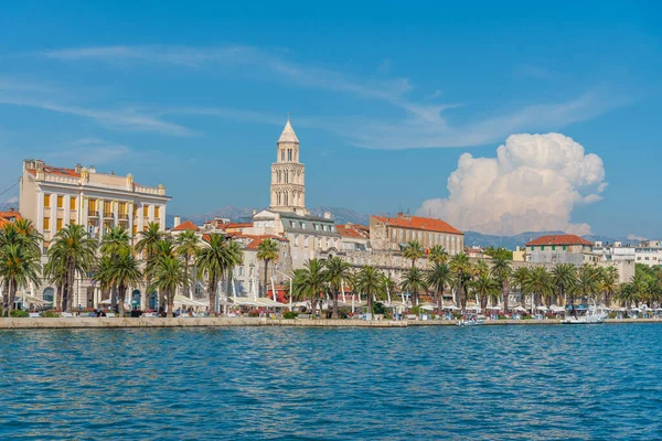 Hırvat kentinin şehir manzarası Riva geçidinin arkasında bölündü