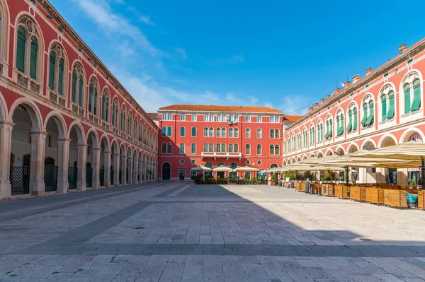 Hırvatistan 'ın Split kentindeki Cumhuriyet meydanında gezinen insanlar