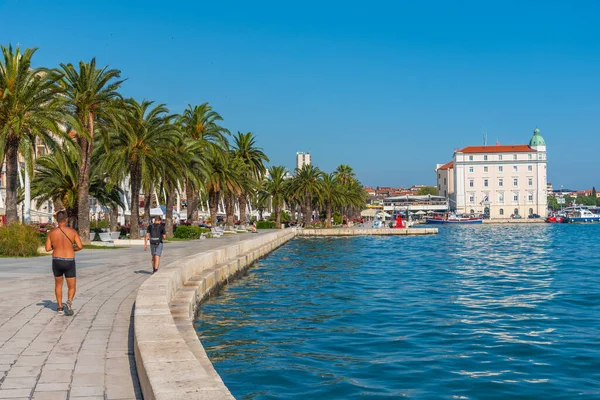 Hırvatistan 'ın Split kentinde insanlar deniz kenarında yürüyor