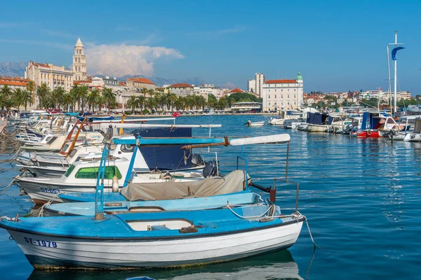 Split kenti demirleyen teknelerin arkasında görüldü