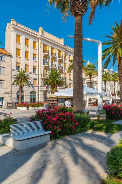 Hırvatistan 'ın Split kentinde insanlar deniz kenarında yürüyor