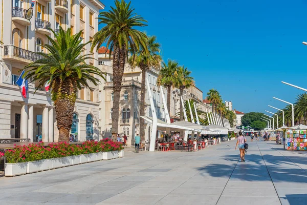 Hırvatistan 'ın Split kentinde insanlar deniz kenarında yürüyor