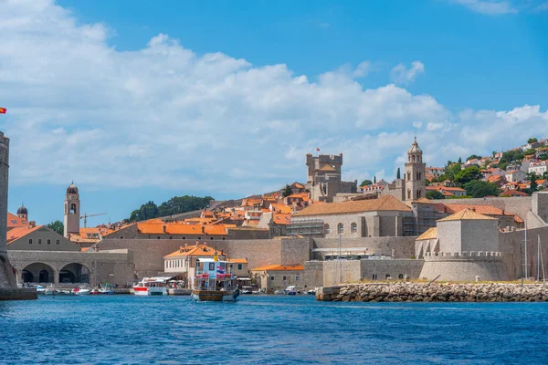 Hırvatistan 'ın eski Dubrovnik limanında kayıklar demirliyor