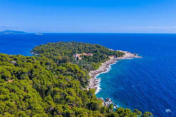 Hırvatistan 'daki Lokrum Adası' nın St Mary Manastırı 'ndaki havadan görünüşü