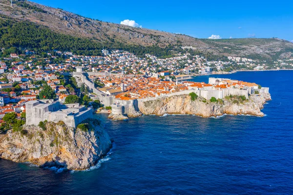 Hırvat kasabası Dubrovnik ve Lovrijenac kalesinin hava manzarası
