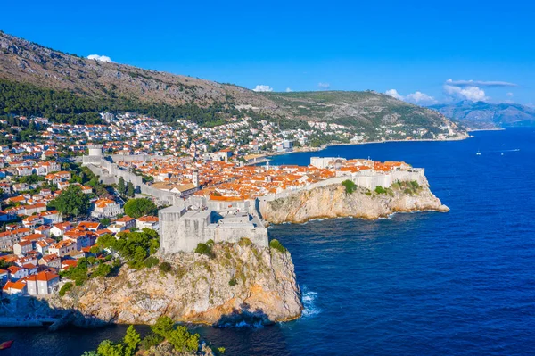 Hırvat kasabası Dubrovnik ve Lovrijenac kalesinin hava manzarası