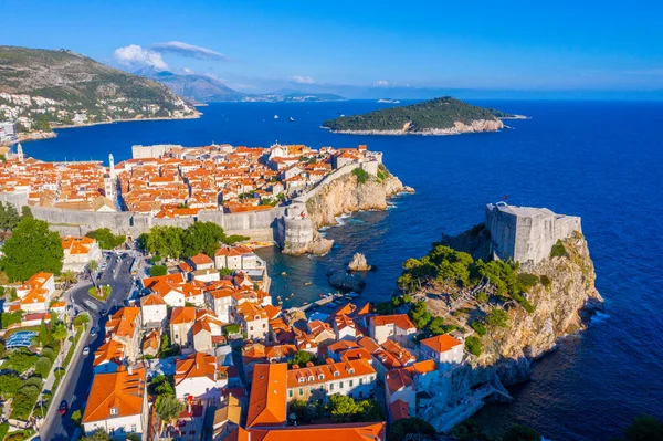 Hırvat kasabası Dubrovnik ve Lovrijenac kalesinin hava manzarası