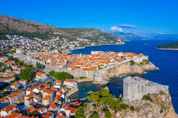 Hırvat kasabası Dubrovnik ve Lovrijenac kalesinin hava manzarası