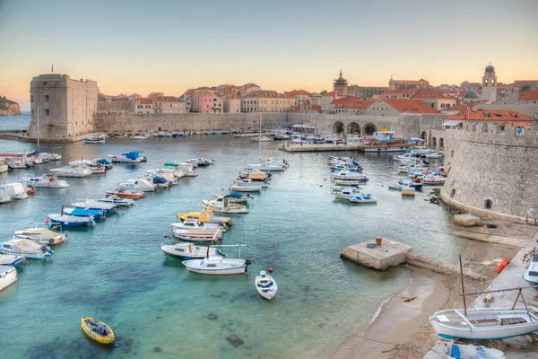 Hırvatistan 'ın eski Dubrovnik limanında kayıklar demirliyor